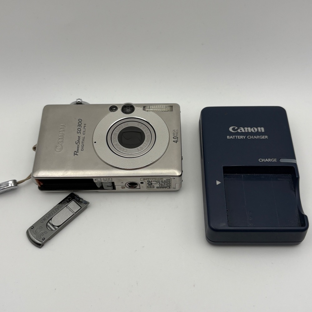 Canon PowerShot SD300 Digital ELPH Camera Silver 4.0MP For Parts With Charger
